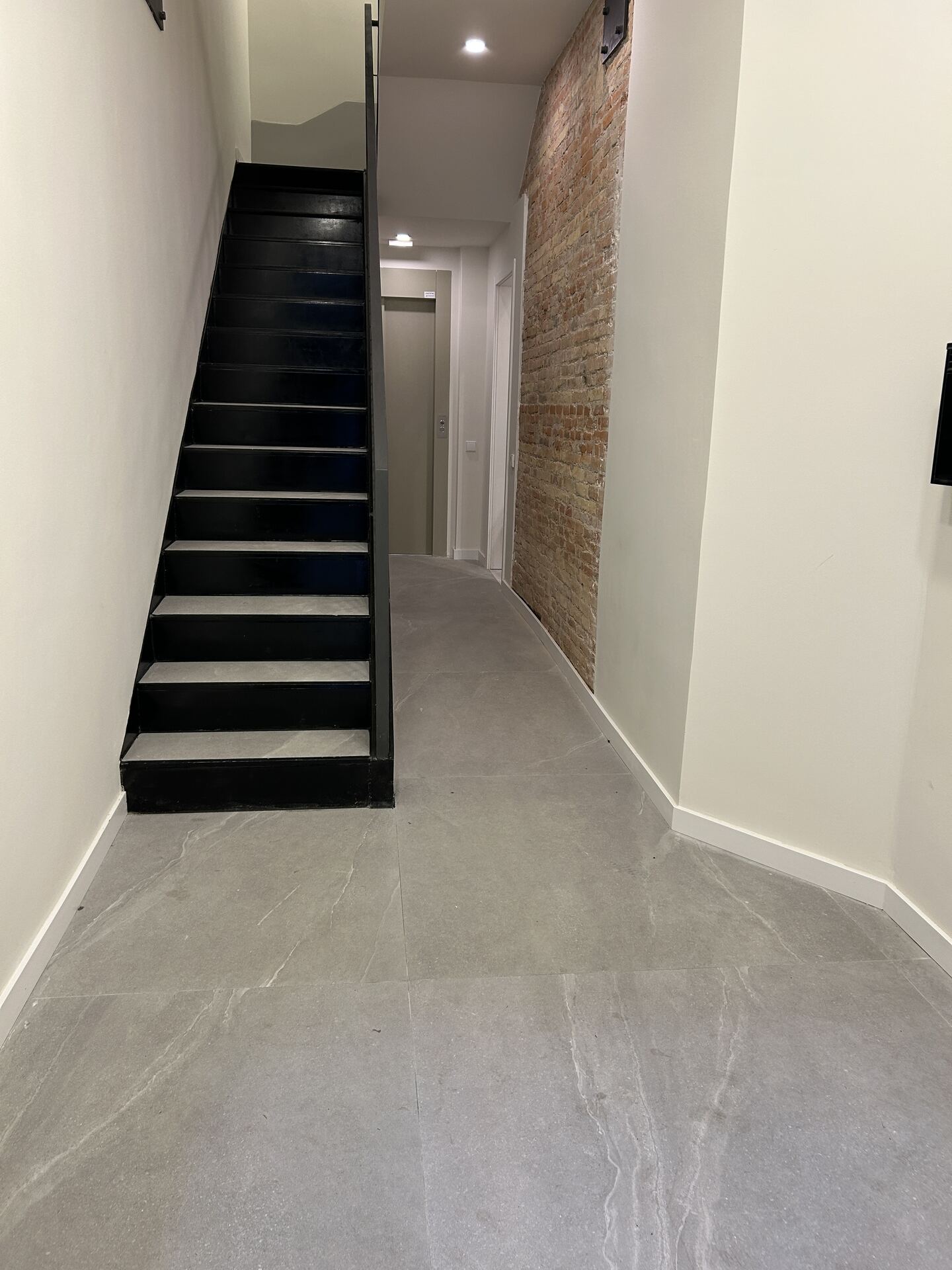 Acceso al edificio objeto de la rehabilitación integral con supresión de barreras arquitectónicas